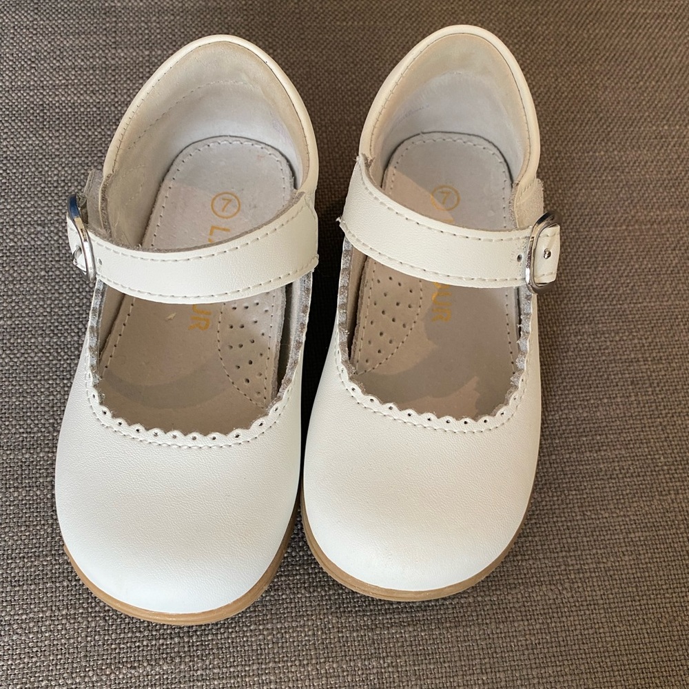Like new L'Amour Chloe Classic Scalloped Leather Mary Jane in white